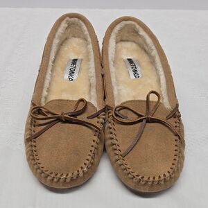 NEW Minnetonka Cally Tan Suede Slipper Cozy Warm Moccasins Womens 10